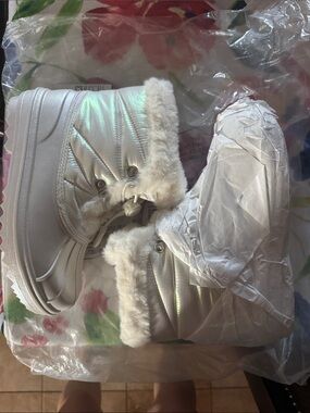 NWT - snow boots Iridescent White Faux Fur Winter Boots